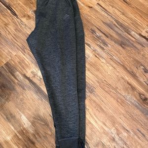 Men’s Adidas Draw string sweat pants. Men’s XL. In great condition.